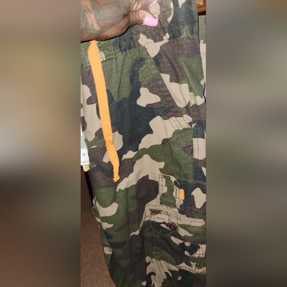 Women *brand New wit tags*, Camoflage capris